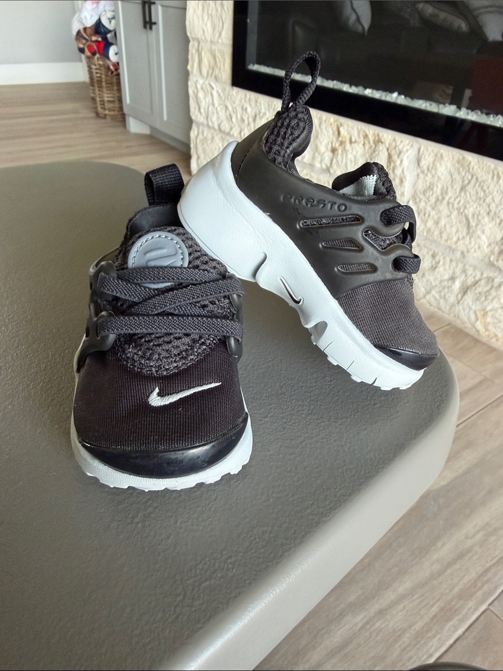 Infant/Toddler Nike Black/White Presto-Style Athletic Shoes size 4c